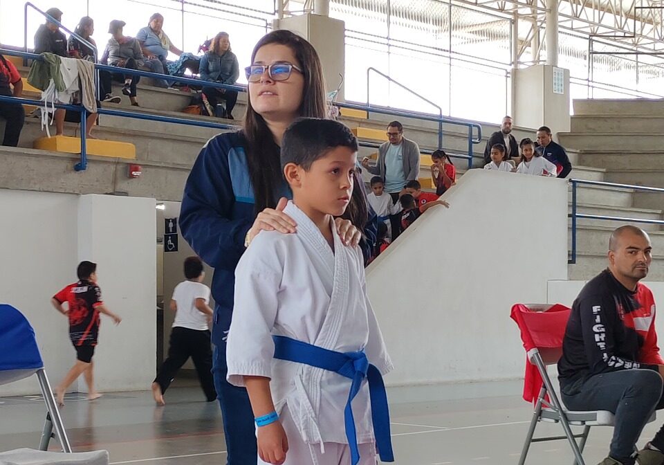 Entrenadora Marley Moreira Soto con un estudiante.