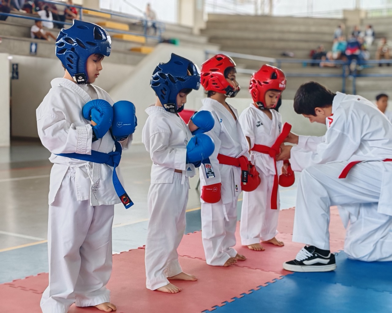 Niños se preparan para la Mini Copa Karate 2024.